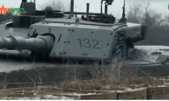 Mỗi bên hông của tháp pháo có một cụm 4 ống phóng đạn gây nhiễu với tác dụng che giấu chiếc tăng trước các thiết bị quan sát ảnh nhiệt, quang học và radar của đối phương.