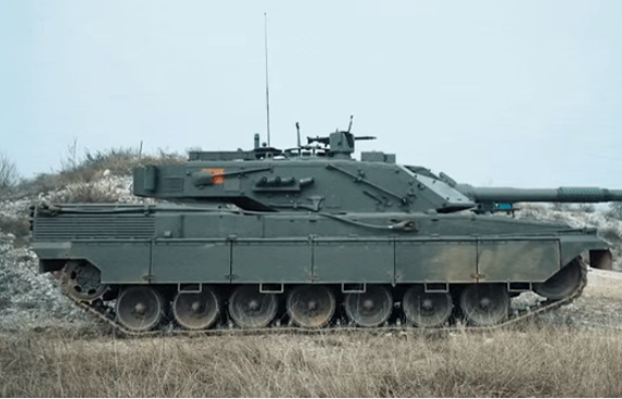 Pháo có hệ thống ổn định tầm hướng điện-thủy lực và ốp bọc cách nhiệt giúp cho độ bền của nòng pháo tốt hơn.