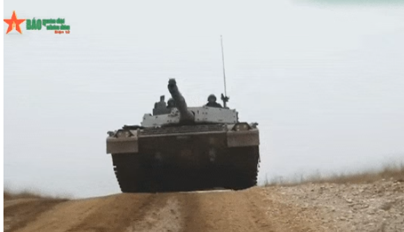 Lô xe tăng sản xuất hàng loạt đầu tiên được dự định chuyển giao cho Quân đội Italia vào năm 1993 nhưng thực tế đã bị trì hoãn tới năm 1995.