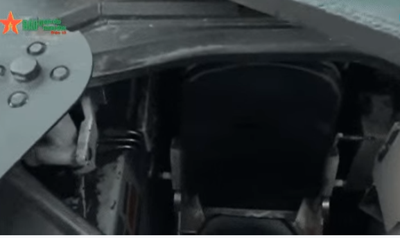 Cơ số đạn mang theo gồm 42 viên với 27 viên ở trong xe và 15 viên còn lại bố trí trong một khoang dự trữ đặc biệt phía sau tháp pháo.