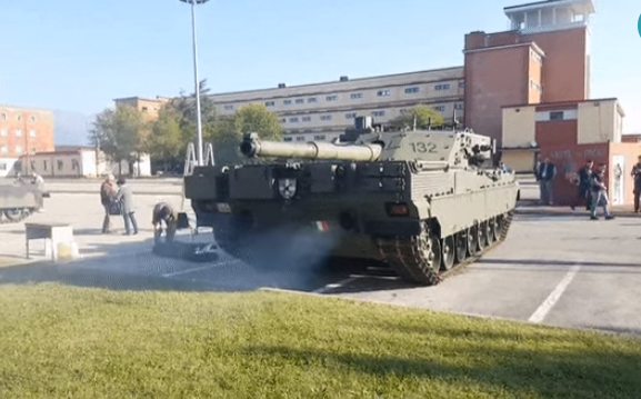 Pháo có thể bắn được các loại đạn xuyên dưới cỡ (APFSDS-T) và đạn xuyên lõm (HEAT) hiện đại cũng như tất cả các loại đạn pháo 120 mm theo chuẩn NATO.