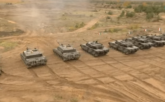 Ý đã tiến hành ký kết hợp đồng để mua 300 chiếc Leopard 2A8 để nâng cao sức chiến đấu cho lực lượng tăng thiết giáp và dần thay thế cho xe tăng C1 Ariete.