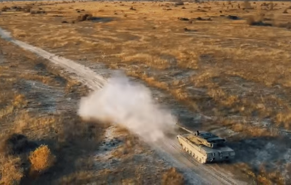 Bên cạnh đó kíp xe được bảo vệ an toàn trước tác nhân của vũ khí hủy diệt hàng loạt (NBC).