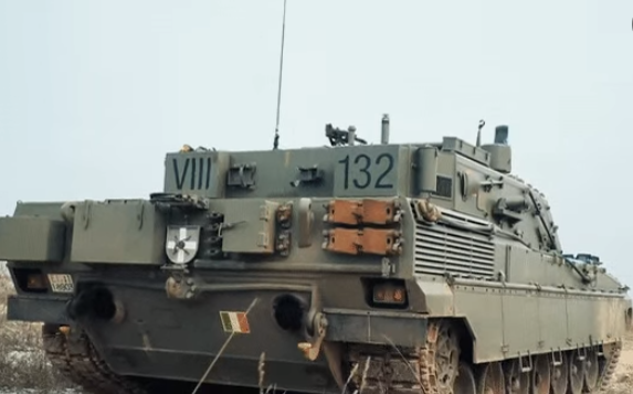 Vũ khí chính của C1 Ariete là pháo nòng trơn L44 120 mm do Oto Breda chế tạo. 