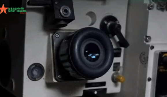 Xe dùng hộp số tự động với 4 số tiến và 2 số lùi kết hợp hệ thống lái và phanh thủy lực. Xe có khả năng lội nước sâu 4 m với ống thở hoặc 1,25 m không chuẩn bị.