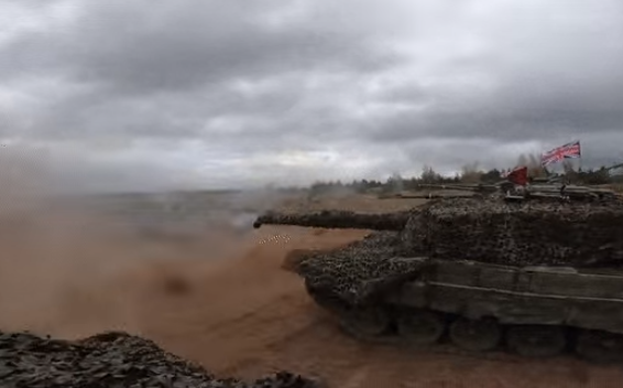 Máy tính kiểm soát hỏa lực kỹ thuật số có khả năng đo tốc độ gió, độ ẩm và các điều kiện thời tiết bên ngoài, trợ giúp thêm cho độ chính xác của phát bắn.