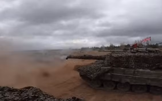 Máy tính kiểm soát hỏa lực kỹ thuật số có khả năng đo tốc độ gió, độ ẩm và các điều kiện thời tiết bên ngoài, trợ giúp thêm cho độ chính xác của phát bắn.