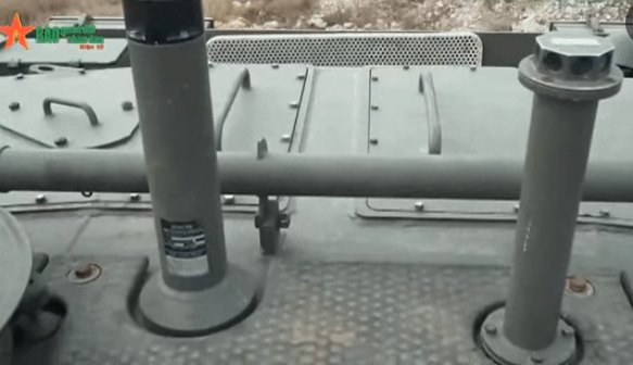 Khoang đạn ngăn cách với kíp lái bởi một cánh cửa thép có thể bung ra dễ dàng khi xe bị trúng đạn.