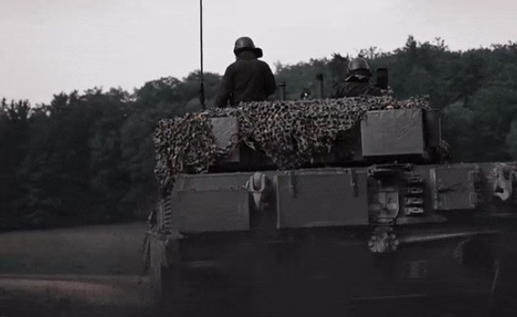 Máy tính này cũng là một thành phần của hệ thống dẫn đường, cho phép trao đổi thông tin chiến thuật giữa các xe tăng với nhau.