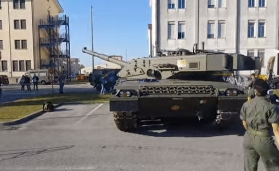 Trong chiến đấu, trưởng xe và pháo thủ chia sẻ kính ngắm ảnh nhiệt, ở chế độ ngắm bắn này xe tăng có khả năng giải quyết mục tiêu từ cự ly 1.500 m.