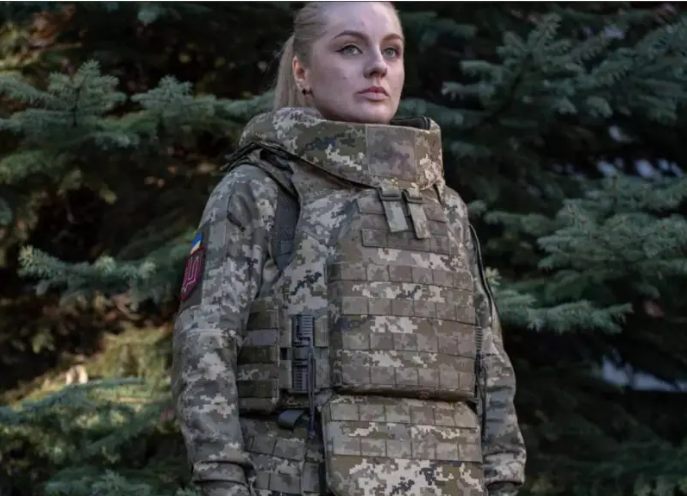 Hãng thông tấn quốc gia Ukrinform (Ukraine) dẫn thông báo từ Trung tâm dịch vụ báo chí của Bộ Quốc phòng nước này cho biết, mẫu áo giáp đầu tiên dành cho nữ quân nhân của Lực lượng vũ trang Ukraine đã được phê duyệt. Ảnh: Topwar.