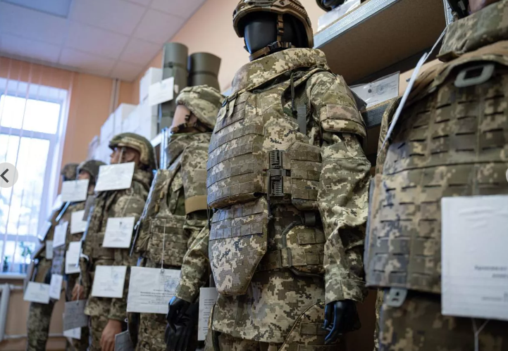 Việc Bộ Quốc phòng Ukraine phê duyệt phiên bản áo giáp dành cho nữ quân nhân cho thấy kế hoạch huy động số lượng lớn phụ nữ tham gia vào Lực lượng vũ trang Ukraine. Ảnh: hromadske.ua.