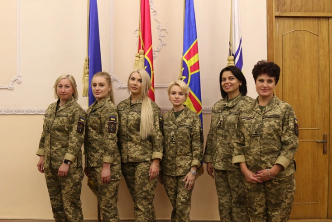 Cũng theo Ukrinform, hiện có khoảng 42.000 nữ quân nhân đang phục vụ trong lực lượng vũ trang Ukraine, trong đó có gần 5.000 người đang tham chiến như nam giới ở khu vực tiền tuyến. Ảnh: UKRINFORM.