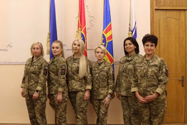 Nu quan nhan Ukraine duoc trang bi ao giap rieng khi tham chien-Hinh-8