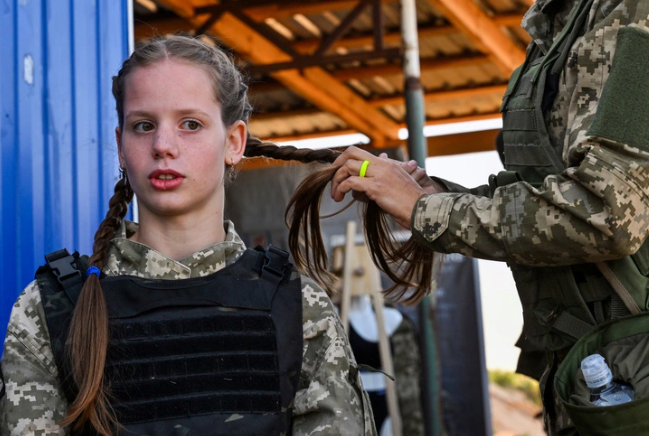 Con số này dường như phi thực tế khi số dân Ukraine mà các nhà nhân khẩu học ước tính đến cuối năm 2021 là 25-33 triệu người, và sau cuộc di cư ồ ạt của người dân khỏi đất nước này, số công dân còn lại ở Ukraine khó có thể vượt quá 20 triệu người. Ảnh: UKRINFORM.