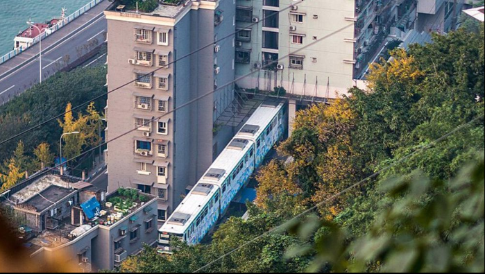 Gần 20 km hành trình, tàu chỉ dừng lại đón trả khách nửa phút mỗi ga và không thấy nhân viên nào đến soát vé.