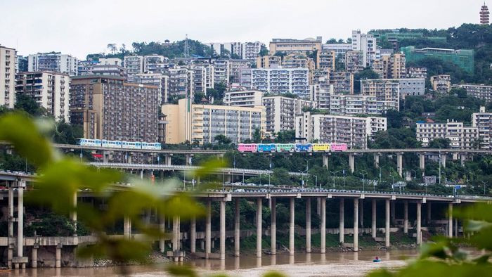 Do quỹ đất hạn hẹp, nhà cao tầng san sát, đồi núi bao quanh, Trùng Khánh buộc phải đưa ra các thiết kế hạ tầng và giao thông khác biệt.