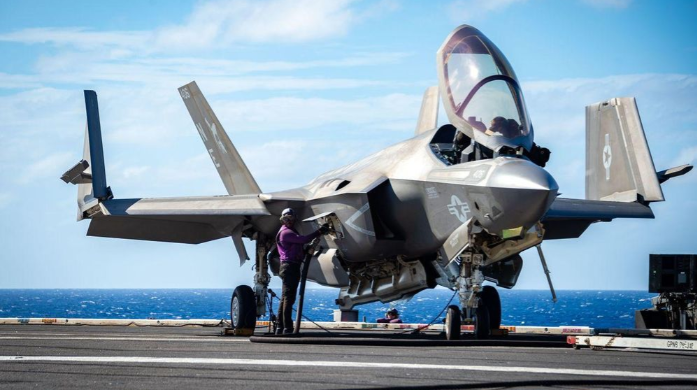 "Châu Âu đang hứng chịu 'trận sóng thần F-35', ước tính có tới 2/3 lực lượng không quân tại châu Âu sẽ được trang bị dòng máy bay chiến đấu này vào năm 2030", tờ báo Pháp lo ngại.
