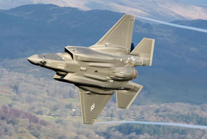 "Chiến đấu cơ F-35 Lightning II về cơ bản đã trở thành tiêu chuẩn thực tế cho máy bay chiến đấu ở Cựu lục địa", ấn phẩm Meta-defense của Pháp cho biết.