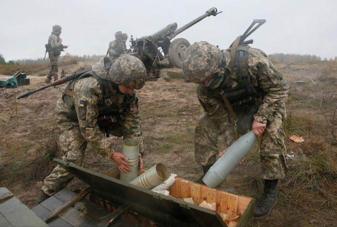 "Những người có liên hệ với tôi trong Quân đội Ukraine cho biết họ không chỉ thiếu đạn pháo 155 và 152 mm mà chất lượng của vũ khí cũng đáng báo động, khi chúng không cho thấy hiệu quả tương xứng".