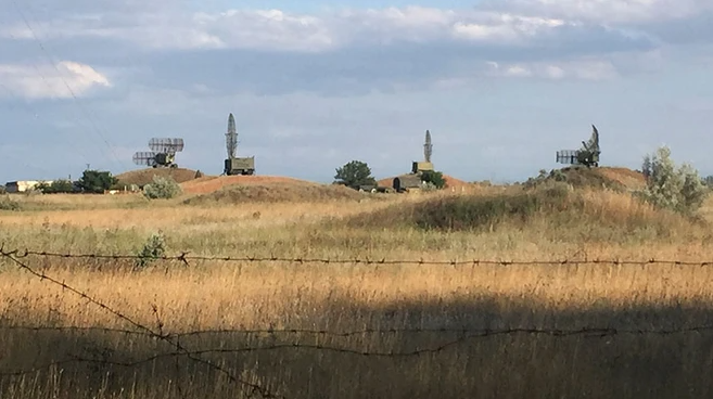 Tuy nhiên, đường bay không thể đơn giản như vậy, vì Nga đặt rải rác các trạm radar và hệ thống đánh chặn trên khắp bán đảo Crimea. Do đó, để vượt qua các hệ thống phòng không, đạn tên lửa phải bay theo một lộ trình phức tạp, vòng vèo và mất nhiều thời gian hơn, nên tầm phóng của chúng phải xa hơn 250km. Ảnh: Reuters. 