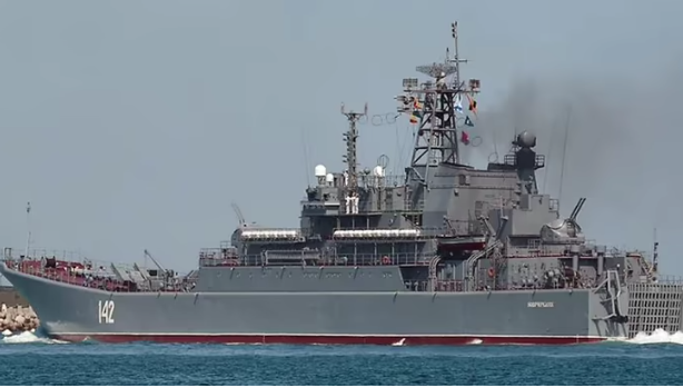 Sau khi các tàu chiến Nga ở cảng Sevastopol đã phải rời khỏi Crimea về tận cảng Novorossiysk, vùng Krasnodar của Nga, giờ đây cảng Feodosia - một trong những địa điểm cuối cùng ở Crimea được coi là an toàn với Hạm đội Biển Đen, đã không còn là chỗ neo đậu bình yên của các chiến hạm Nga. Ảnh: Komersant. 