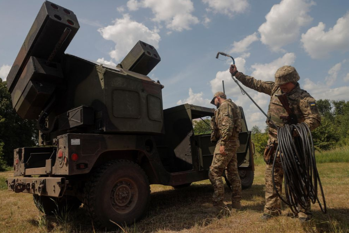 "Ukraine hiện đang huy động nhiều cấp độ phòng không khác nhau, là sự kết hợp giữa các hệ thống thời Liên Xô và thiết bị công nghệ cao của phương Tây, có khả năng tiêu diệt các tên lửa tốt nhất của đối phương", tờ WSJ nhấn mạnh.