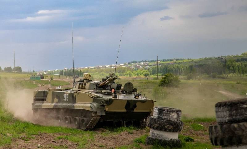 BMP-3 là xe chiến đấu bộ binh được nâng cấp từ phiên bản BMP-1 và BMP-2 của Liên Xô trước đây. Xe thiết giáp BMP thường được dùng để vận chuyển binh lính đến tiền tuyến và chi viện hỏa lực toàn diện cho bộ binh trên chiến trường. Ảnh: topwar.ru.