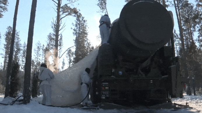 RS-24 Yars là hệ thống tên lửa chiến lược khai hỏa từ bệ phóng di động hoặc từ hầm ngầm với đa đầu đạn phân hướng (MIRV).