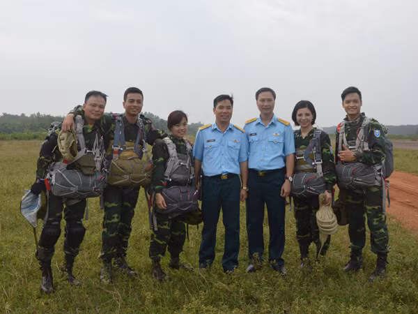 Các học viên của lớp huấn luyện nhảy dù do Ban Giáo dục Quốc phòng (Bộ Tham mưu Quân chủng PK-KQ) tổ chức.