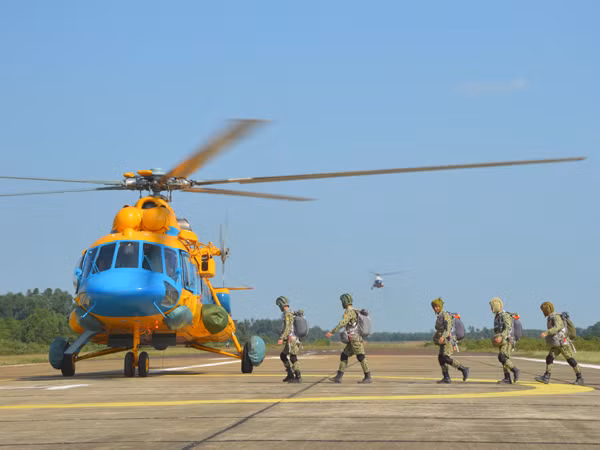 Với sự chuẩn bị tỉ mỉ, chu đáo từ xây dựng kế hoạch, công tác hiệp đồng đến các mặt công tác bảo đảm kỹ thuật, hậu cần, thông tin… các tổ bay của Trung đoàn đã hoàn thành tốt kế hoạch đề ra với 11 lần chuyến cho hơn 100 người tham gia nhảy dù, bảo đảm an toàn và đạt yêu cầu về kỹ chiến thuật.