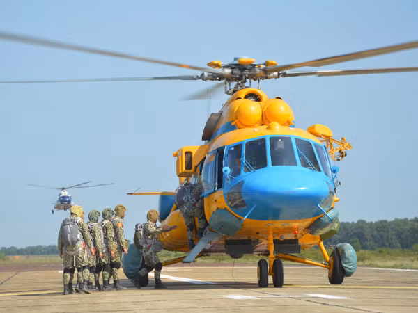 Được biết, từ đầu tháng 8 đến nay, Trung đoàn 916 đã phối hợp với các cơ quan, đơn vị, tiến hành bay thả dù cho các phi công, nhân viên bay của các cơ quan, đơn vị: Phòng Cứu hộ-Cứu nạn, Ban Giáo dục Quốc phòng (Bộ Tham mưu); Sư đoàn 371; Lữ đoàn 918; Trung tâm Quốc gia huấn luyện tìm kiếm cứu nạn đường không; Quân chủng Hải quân; bay thả dù trong lễ khai mạc Diễn tập PCCC và TKCN Quân chủng PK-KQ, khu vực phía Bắc, năm 2016…