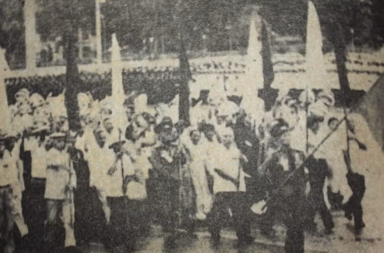 Khối cựu chiến binh tham gia diễu hành.