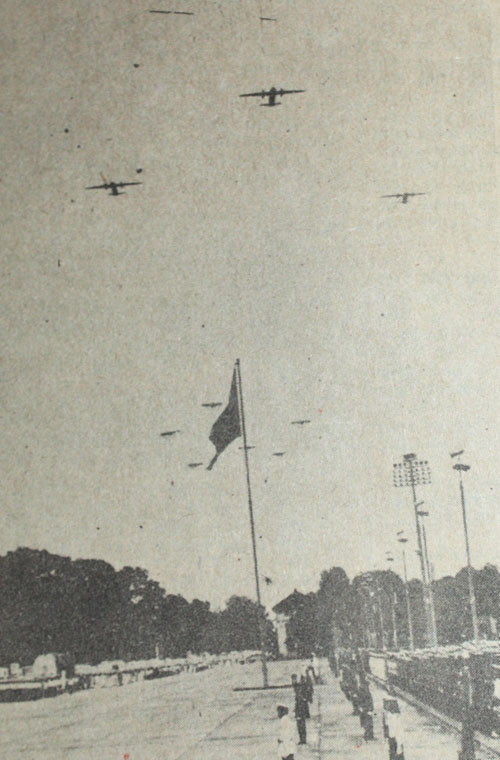 Máy bay vận tải An-26 đồng loạt bay qua Quảng trường Ba Đình ngày 2/9/1985 – 40 năm Quốc khánh nước Cộng hòa Xã hội Chủ nghĩa Việt Nam.
