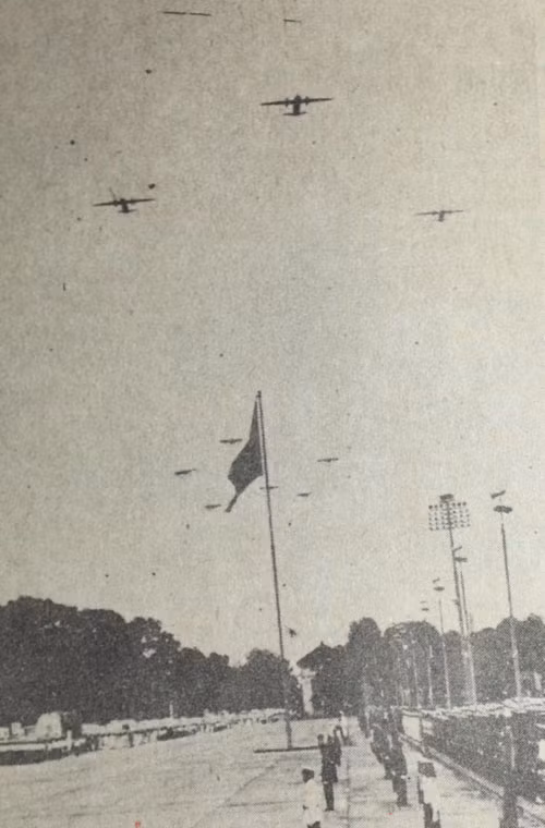 Máy bay vận tải An-26 đồng loạt bay qua Quảng trường Ba Đình ngày 2/9/1985 – 40 năm Quốc khánh nước Cộng hòa Xã hội Chủ nghĩa Việt Nam.