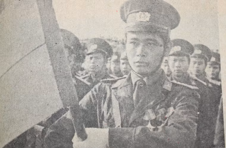 Ngày 2/9/1985, nước ta tổ chức duyệt binh kỷ niệm Cách mạng tháng Tám thành công và 40 năm Quốc khánh nước Cộng hòa Xã hội Chủ nghĩa Việt Nam. Trong quân đội, đây được gọi là nhiệm vụ A85. Ảnh: Chiến sĩ nghiêm trang trong lễ chào cờ.