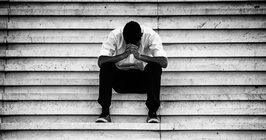 Anh chàng lên mạng xin lời khuyên của cộng đồng mạng. Ảnh minh họa