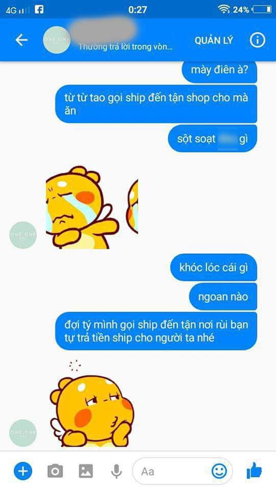 Rồi ân cần mời nhân viên shop ăn đu đủ.