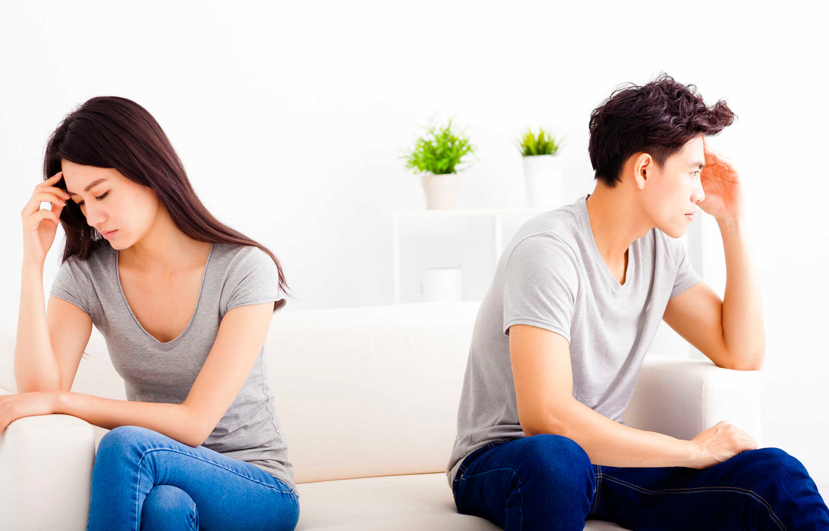 Anh chàng đau đầu vì người yêu vô tư sang phòng bạn thân là con trai để “ngủ ké”. Ảnh minh họa.