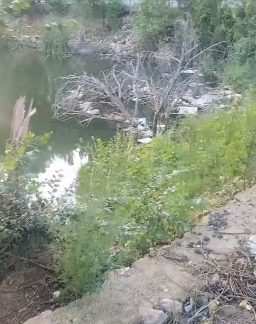 Bỗng nhiên, trong lúc đang mò mẫm, anh Tương cảm thấy dưới chân giẫm phải một vật cứng, lại không có cảm giác là đá.