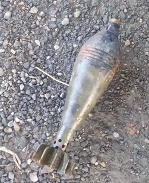 Rất tò mò, anh Tương liền vươn tay tới, phát hiện thứ mình nhặt được là một quả đạn pháo.