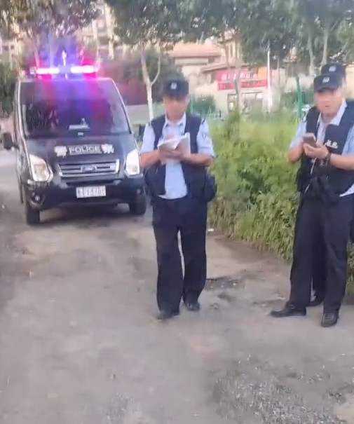 Cuối cùng, để kết thúc tình huống nguy hiểm này, cảnh sát cùng chuyên gia về bom mìn đã đến hiện trường, đưa đạn pháo nguy hiểm ra khỏi khu vực dân cư.