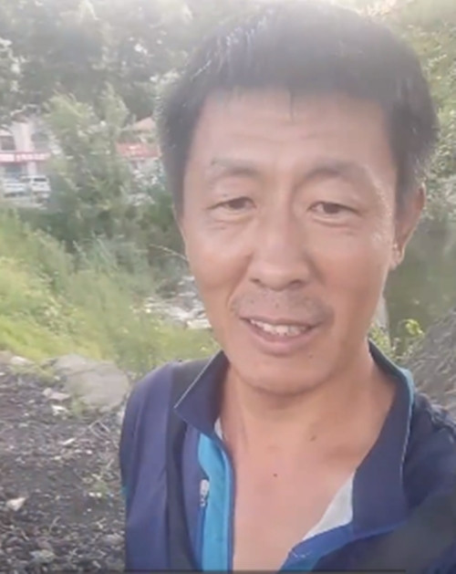 Sợ hãi, lo lắng đạn pháo sẽ nổ bất cứ lúc nào, anh Tương cố gắng giữ bình tĩnh, đưa đạn pháo lên bờ sau đó nhẹ nhàng đặt nó xuống đất và gọi cảnh sát đến giúp đỡ.