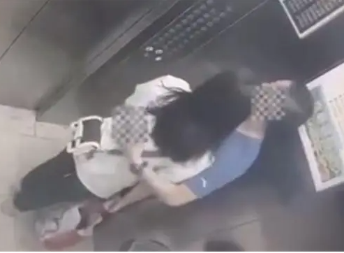 Bat qua tang thay giao ngoai tinh voi me hoc sinh trong thang may