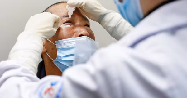 Nhờ vợ lấy hộ lọ thuốc nhỏ mắt, chồng đau đớn suýt mù Nho vo lay ho lo thuoc nho mat, chong dau don suyt mu