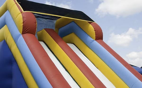 Dua con gai di choi cau truot bom hoi, bo hoi han khong kip