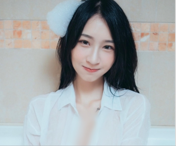 Khi có thời gian rảnh rỗi, Tiểu Thải Đề sẽ làm người mẫu ảnh. Và cô nàng không ngại phải chụp những shot hình táo bạo.