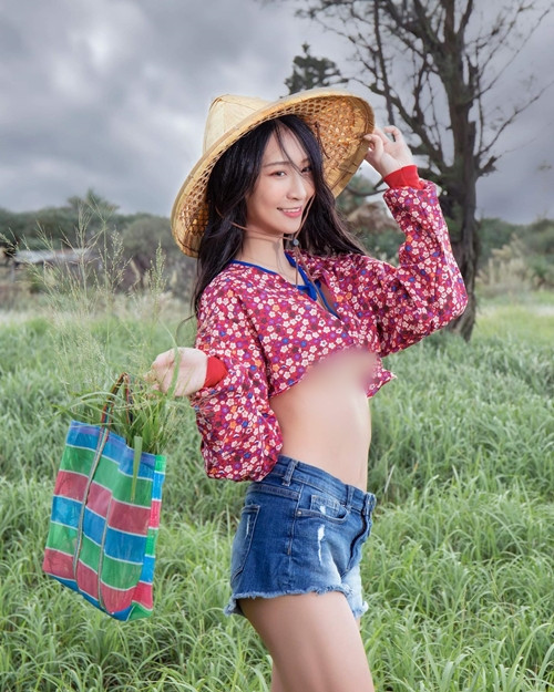 Chỉ cần một làn gió nhẹ, chiếc áo "mặc như không mặc" này sẽ để lộ gần như hoàn toàn vòng một của cô nàng.