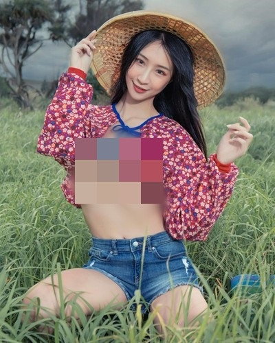 Mới đây, những hình ảnh một hot girl xinh đẹp, bốc lửa diện chiếc áo hoa ngắn, hở mix cùng quần short jeans, khoe dáng làm nông trên cánh đồng gây được sự chú ý rất lớn. (Nguồn ảnh: IG)
