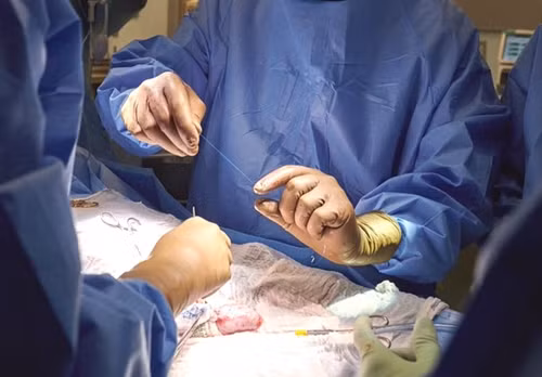 Tin tưởng bác sĩ, cha mẹ không ngờ con gái chết não Tin tuong bac si, cha me khong ngo con gai chet nao